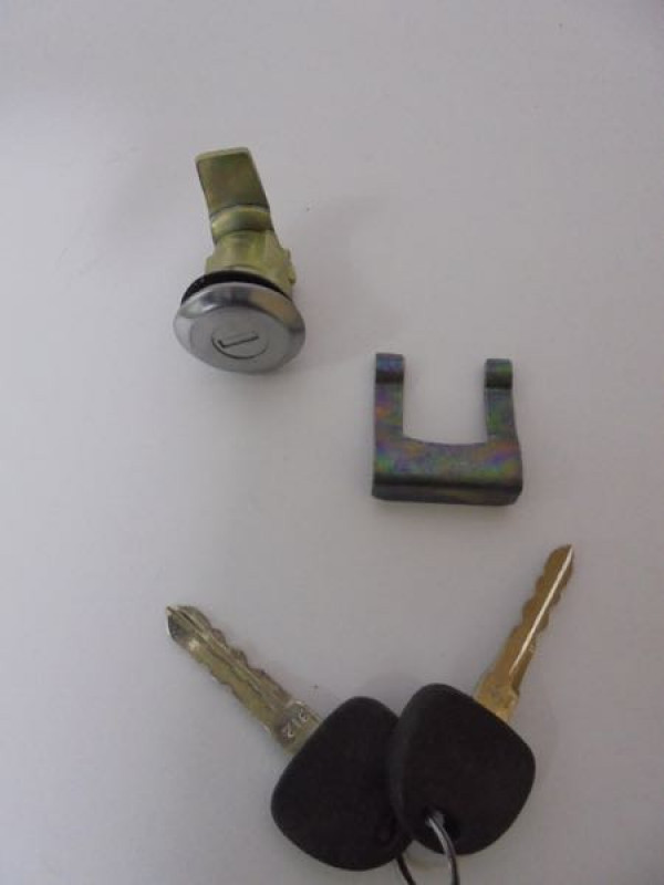 Car gas tank top lock